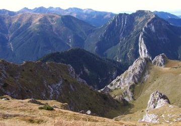 Polskie Towarzystwo Turystyczno-Krajoznawcze Oddział Miejski im. Franka Kasprzyckiego w Wieliczce ZAPRASZA na wycieczkę turystyczno - krajoznawczą 1 sierpnia 2026 r. (sobota) Tatry Zachodnie – Chata pod Náružím / Červenec (1403 m n.p.m)